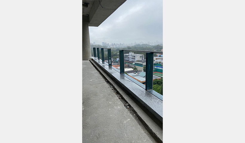 Instalação das capas e guarda-corpo na torre