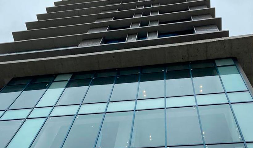 Pele de vidro da fachada frontal